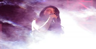 Hande Yener Ve Ece Seçkinden Muhteşem Performans