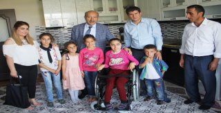 Van Büyükşehir Belediyesinden 3 Çocuğa Tekerlekli Sandalye