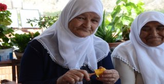 Balkonu Sınıfa Çeviren 80Lik Ninelerin Okuma Azmi
