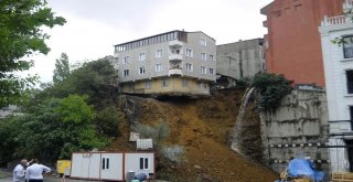 Sütlücede Bir Binada Çökme Tehlikesi Yaşanıyor