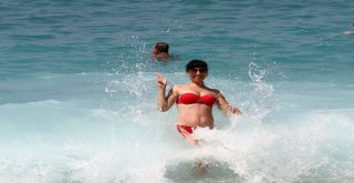 Kavurucu Sıcaklardan Bunalanlar Kendilerini Denize Attı