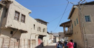 Darendedeki Kerpiç Evler İlgisizlikten Yok Oluyor