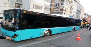 Kadıköyde Yol Çöktü, Özel Halk Otobüsünün Tekeri İçine Düştü