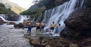 Şelaleler, Serinlemek İsteyenlerin Ve Fotoğraf Tutkunlarının İlgi Odağı Oldu