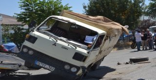 Ticari Araç İle Kamyonetin Çarpışma Anı Güvenlik Kamerasına Yansıdı