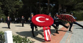 Cumhurbaşkanı Erdoğan, Baküde Türk Şehitliğini Ve Aliyevin Kabrini Ziyaret Etti