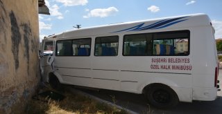 Yolcu Minibüsü Evin Duvarına Çarptı: 5 Yaralı