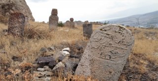 Mezar Taşları, Harputun Bin Yıllık İslam Yurdu Olduğunu İspatlıyor