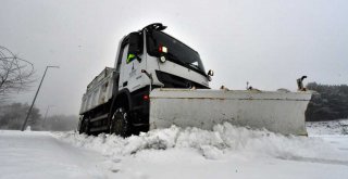 İzmir Büyükşehir Belediyesi ekipleri kapanan yolları trafiğe açtı