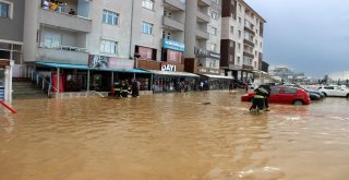 Erzurumda Sağanak Sele Dönüştü