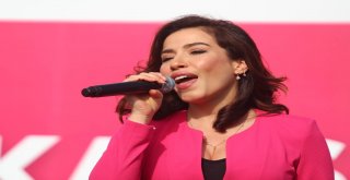 Şarkıcı Burcu Güneşten Pembe Konser