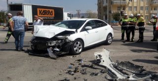 Otomobil Marketin İçecek Dolabına Daldı: 3 Yaralı