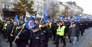 Polonyada “Üniformalı Memurlar” Hükümeti Protesto Etti