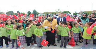 Sakaryada Milli Eğitim Müdürü, Eğitimin İlk Gününde Öğrencilerle Horon Oynadı