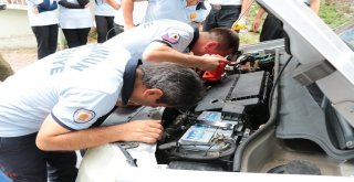 Aracın Motor Kısmına Sıkışan Kedi İçin Polis Ve İtfaiye Seferber Oldu