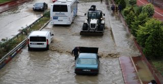 Aniden Bastıran Yağmur Yolları Göle Çevirdi