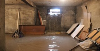 Suda Mahsur Kalan Minibüse İlginç Kurtarma