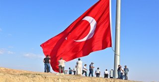 Bayraktepeye Dev Türk Bayrağı