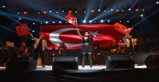 Derya Uluğ Tekirdağda Konser Verdi