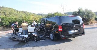 Motosiklet U Dönüşü Yapan Minibüse Çarptı, Kaskı Bulunmayan Sürücü Başından Yaralandı