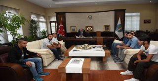 Sevgi Evleri Öğrencilerinden Başkan Güle Anlamlı Hediye