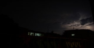 İstanbulda Şimşekler Geceyi Aydınlattı