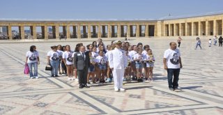 Madalyalarla Anıtkabire Ziyaret