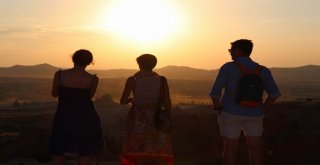 Binlerce Turist Kapadokyada Gün Batımı Keyfini Yaşıyor