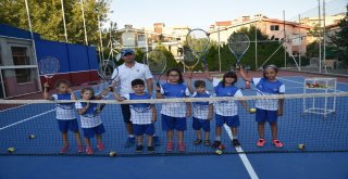 Geleceğin Tenisçileri Yunusemrede Yetişiyor