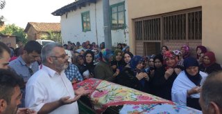Trafik Kazasında Karnındaki Bebeğiyle Can Veren Kadına Son Görev