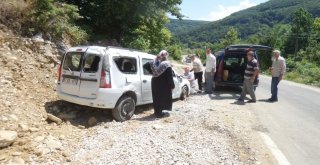 Direksiyon Hakimiyetini Kaybeden Sürücü Şarampole Yuvarlandı: 2 Yaralı