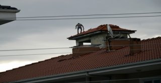 (Özel) Güvenlik Önlemi Almadan Çatıda Çalışan İşçiler Yürekleri Ağza Getirdi
