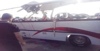 Mısırda Otobüs Kazası: 9 Ölü, 18 Yaralı
