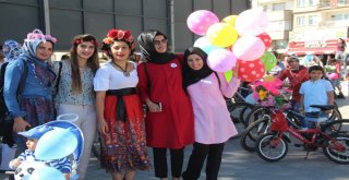 Süslü Kadınlar, Egzoz Kokusuna Karşı Pedal Çevirdi