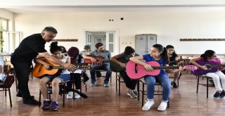 Mamakta Gitar Kursuna Yoğun İlgi