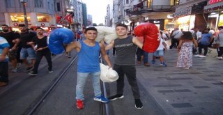 (Özel) İstiklal Caddesinde Boks Maçı