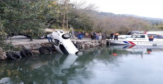 Dalyan Kanalına Devrilen Araçtaki Şahısları Jandarma Kurtardı