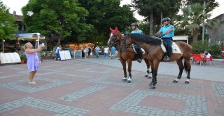 Atlı Jandarmalar Tatilcilerin İlgi Odağı