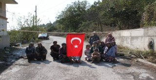 Kamyonlardan Şikayet Eden Mahalleli Yolu Kapatıp Eylem Yaptı