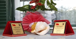 47 Yıl Sonra Gelen Sürpriz Plaket