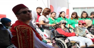 Başkan Kınık Engelli Vatandaşı Sahnede Yalnız Bırakmadı