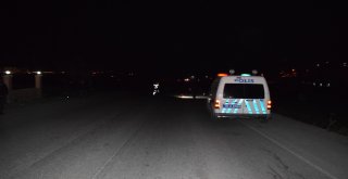 İzmirde Kamyonet İle Motosiklet Çarpıştı: 1 Ölü, 1 Yaralı