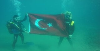 Denizin Altında Otizme Dikkat Çekip, Cumhuriyet Bayramı İçin Türk Bayrağını Dalgalandırdılar