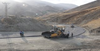 Hakkaride Yol Asfaltlama Çalışması