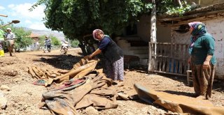 Selle Sarsılan Çiftçi Yaralarını Sarmaya Çalışıyor