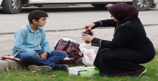 Velilerin Okullarda Öğle Arası Çilesi