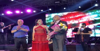 Burcu Güneş Sevilen Şarkılarını Hayranlarıyla Birlikte Seslendirdi