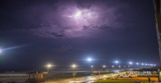 Şimşekler Gökyüzünü Böyle Aydınlattı