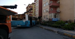 Halk Otobüsü Binaya Girdi: 4 Yaralı