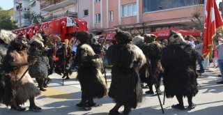 Keçi Derisi Giyip, Dana Kılından Bıyık Takıyorlar